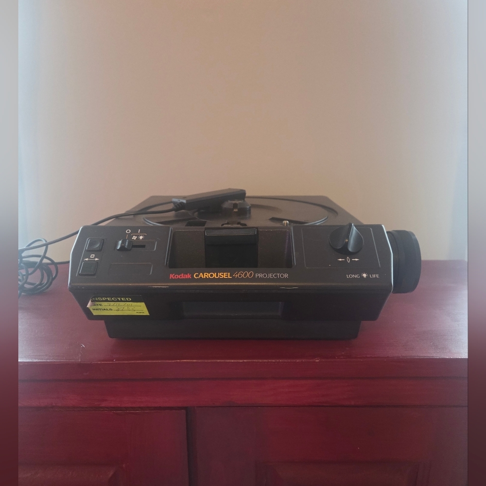 Kodak CAROUSEL 4600 Slide Projector with lens and remote. Tested and working